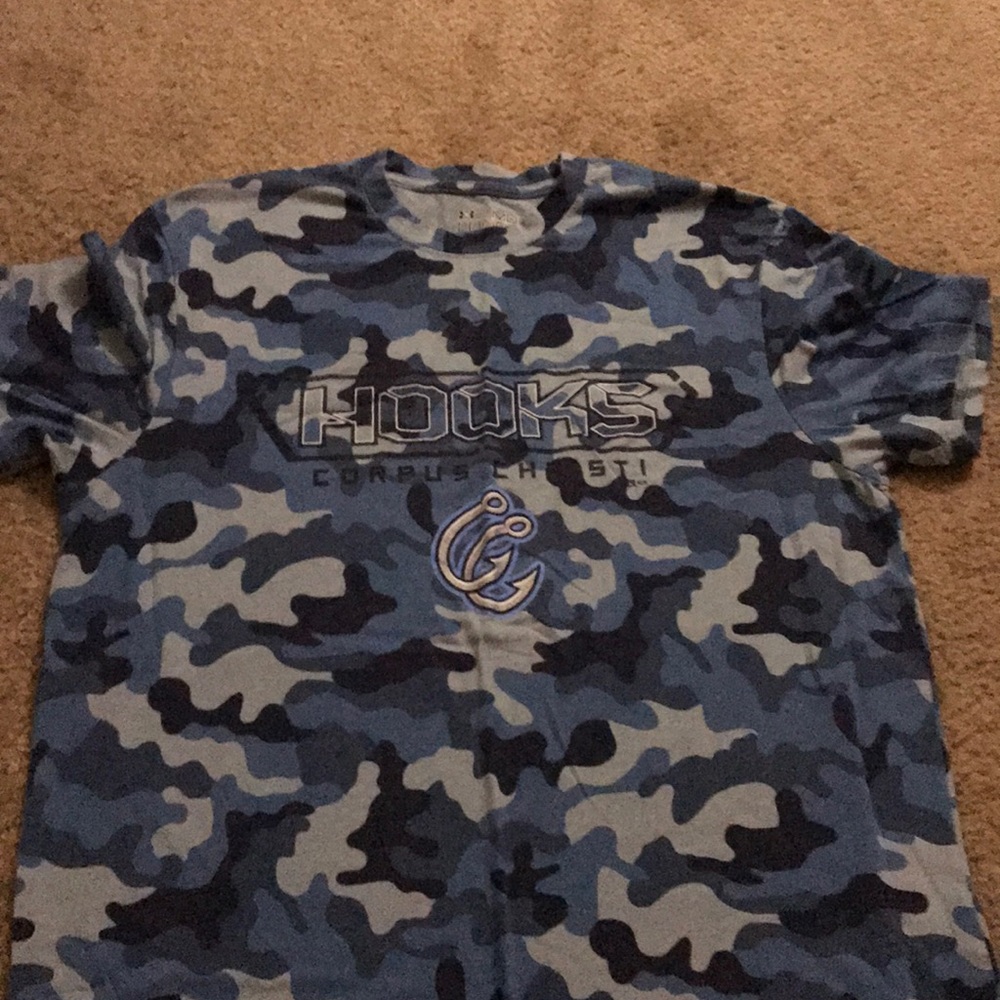 Men’s medium Under Armor Hooks shirt